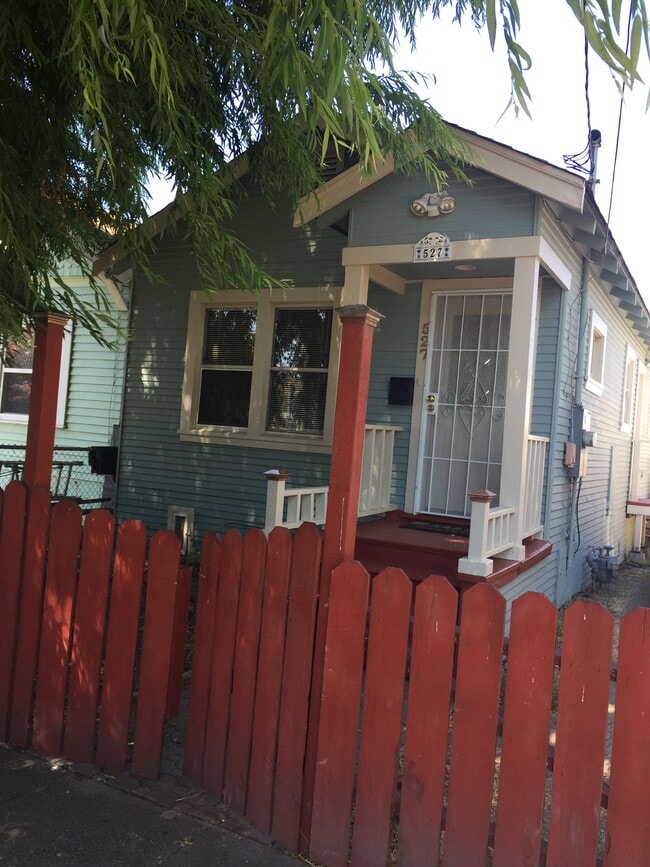 Building Photo - 527 18th St