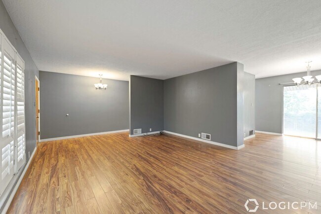 Foto del edificio - 1305 Henderson Dr