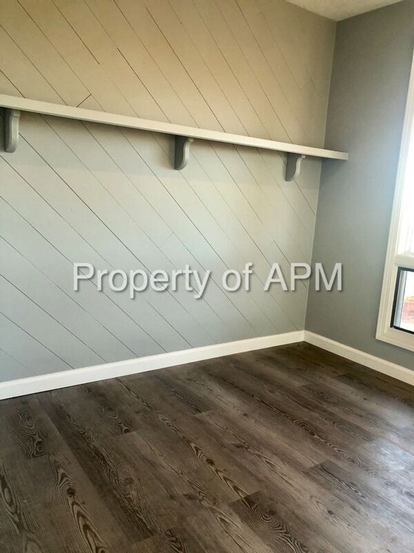 Foto del edificio - 944 W Locust Ln