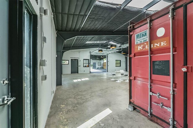 Building Photo - 920 W Cavalcade St