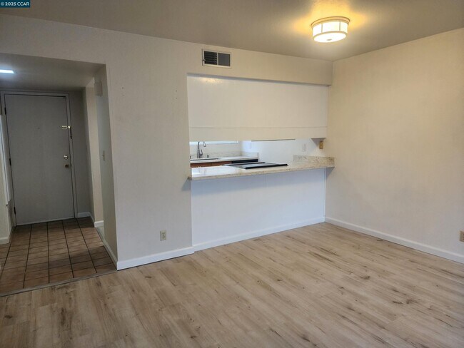 Building Photo - 1600 Carmel Dr