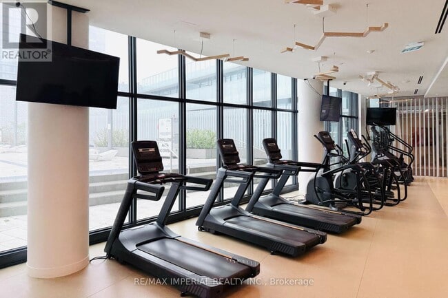 Photo du bâtiment - 3900-3900 Confederation Pkwy