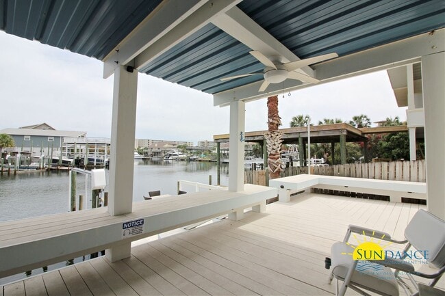 Foto del edificio - Breathtaking 3 Bedroom Waterfront home on ...