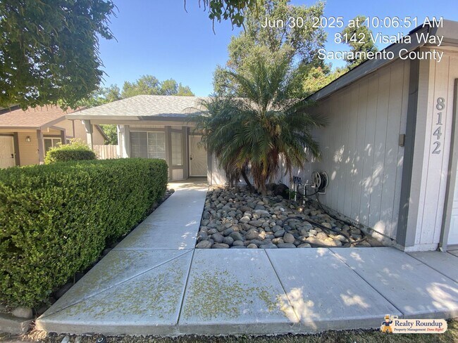 Building Photo - Three Bedroom, Two Bathroom Home with No C...