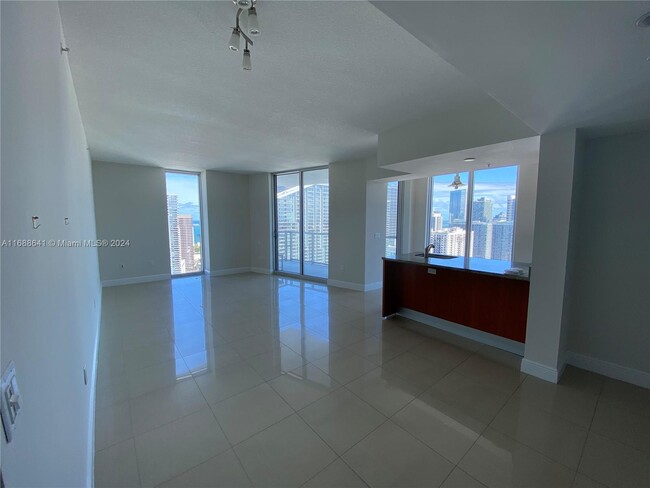 Foto del edificio - 185 SW 7th St