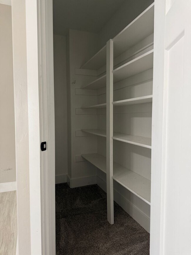 Building Photo - 694 S Saturn Ave