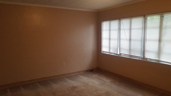 Building Photo - 2 Bedroom/1 Bath Duplex