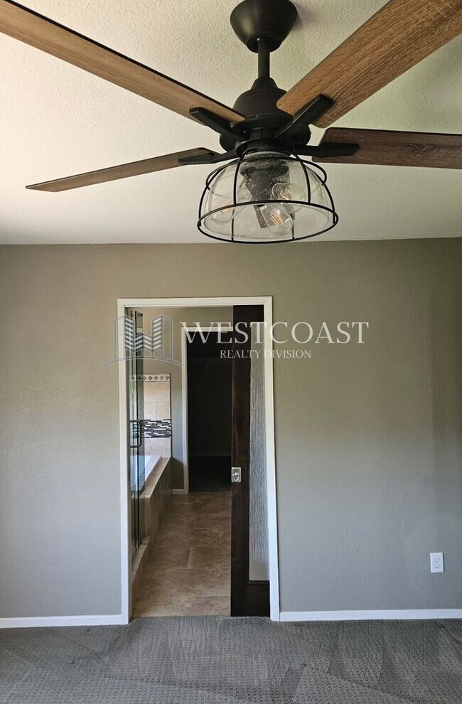 Foto del edificio - Elegant 3-Bedroom Home in Gated Vista Comm...