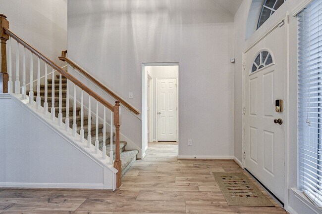 Building Photo - Beautiful well maintained 4beds home in th...