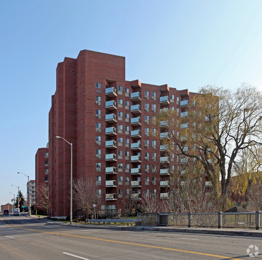 Photo du bâtiment - Sunrise Seniors Place