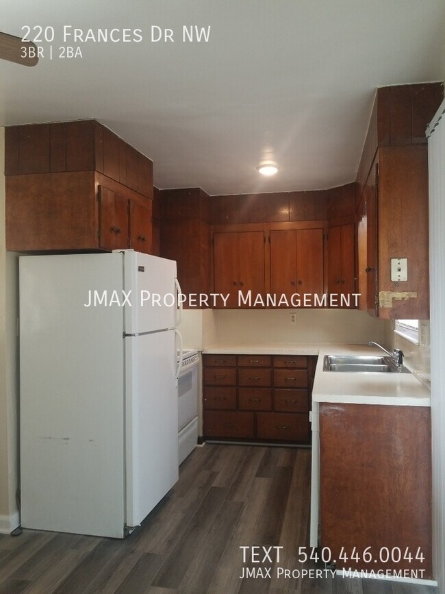 Foto del edificio - 220 Frances Dr NW