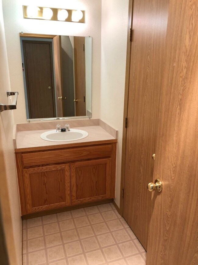 Foto del edificio - 3 Bedroom, 2.5 Bathroom Townhouse - Locate...