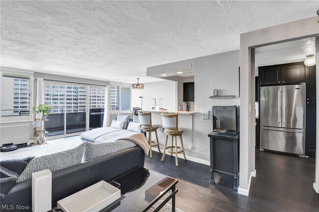 Foto del edificio - 12900 Lake Ave