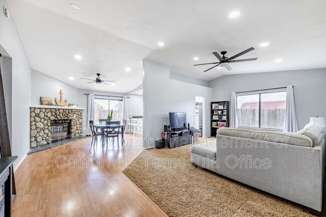 Building Photo - 26262 Chatsworth Ct