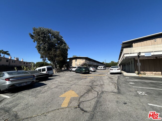 Building Photo - 11133 ROSE Ave