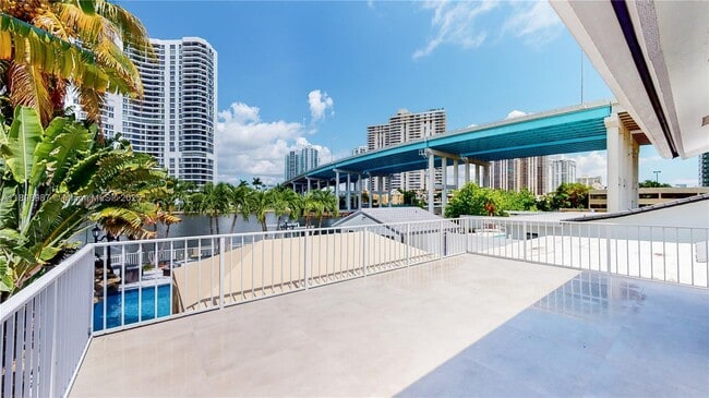 Foto del edificio - 19140 N Bay Rd