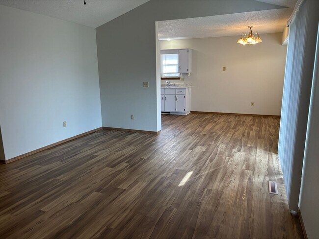 Foto del edificio - All brick 3/2/2 located in the Kickapoo boundaries, walking distance from Cherokee Middle School.