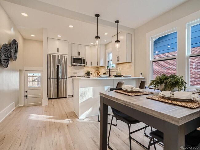 Building Photo - South Broadway Bungalow
