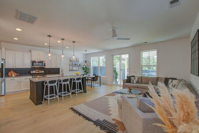 Foto del edificio - 4 Bedroom 2.5 Bath Townhome in Oyster Point - Mount Pleasant