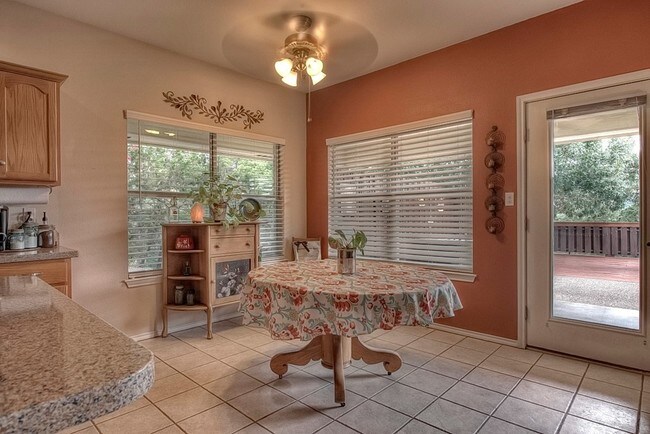 Building Photo - 121 Glen Shadows