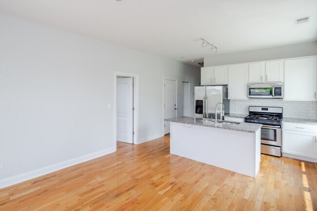 Building Photo - 1501 N Talman Ave
