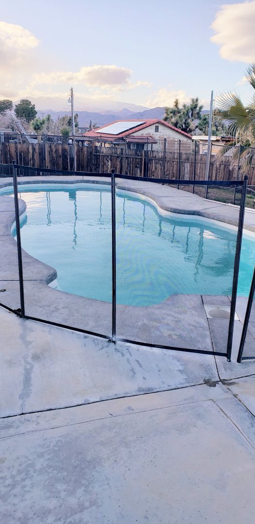 Building Photo - 4 bedroom 2 bath home w/ pool