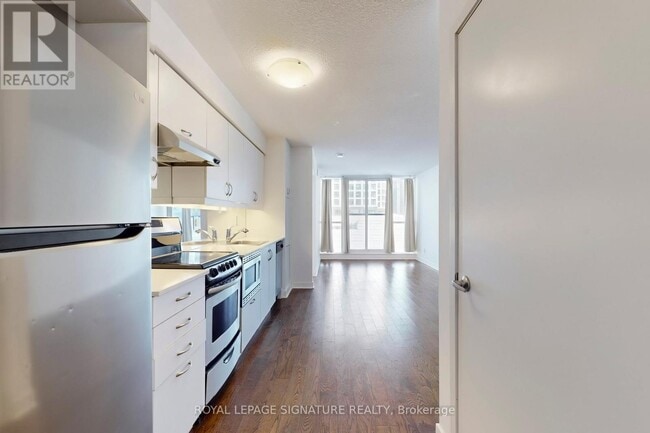 Building Photo - 320 Richmond St E