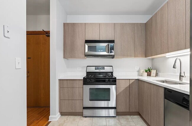 Foto del edificio - Chic 1-Bed Condo with Hardwood Floors in Prime Chicago Location!