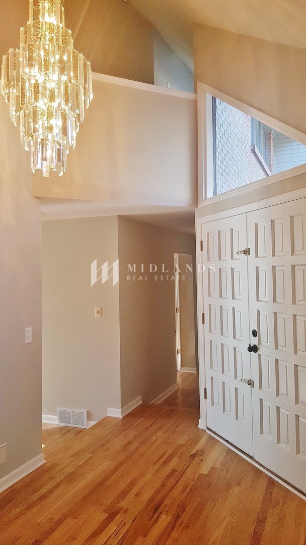 Building Photo - Stunning Updated Rockbrook Home