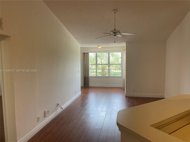 Foto del edificio - 3330 Pinewalk Dr N