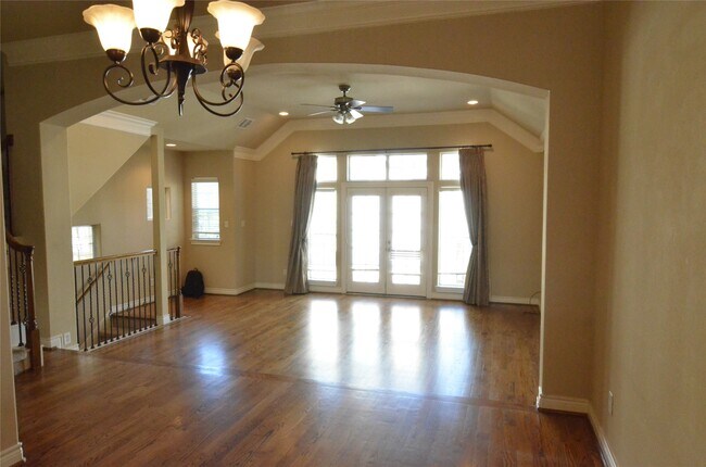 Foto del edificio - 9006 Harbor Hills Dr