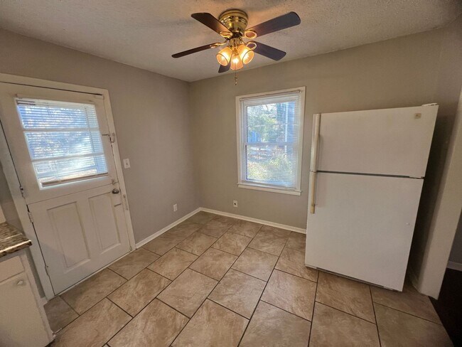 Foto del edificio - Coming soon: 3-Bedroom Home With Finished Basement and Storage Shed