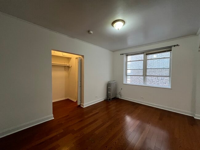 Building Photo - 4060 N Kenmore Ave