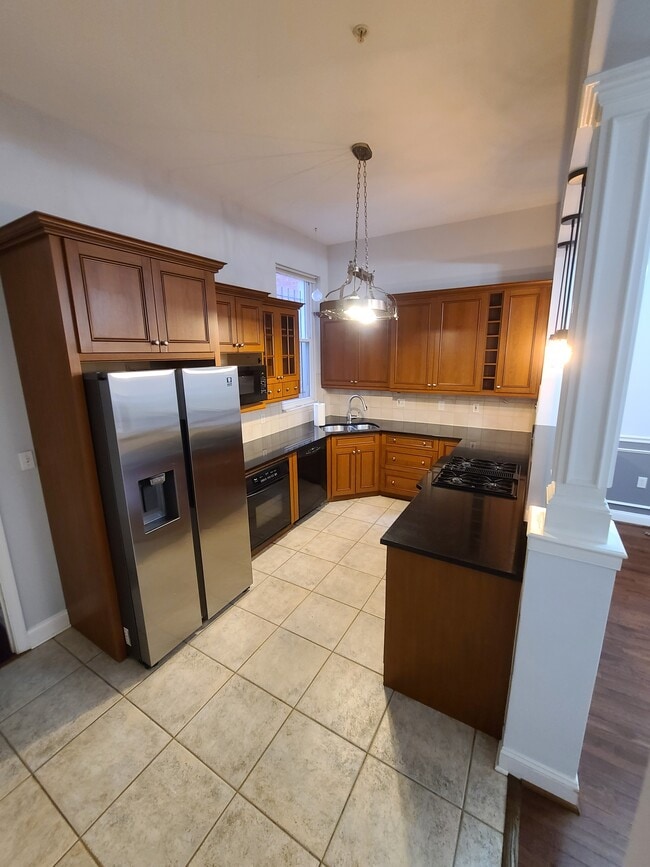 Large kitchen - 903 R St NW