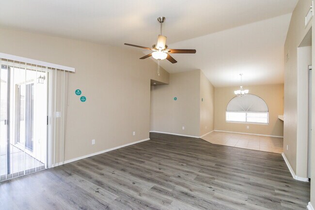 Foto del edificio - 12561 Desert Flower Rd