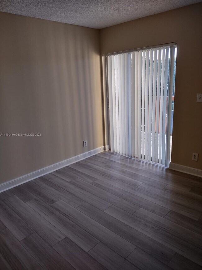 Foto del edificio - 7630 Westwood Dr