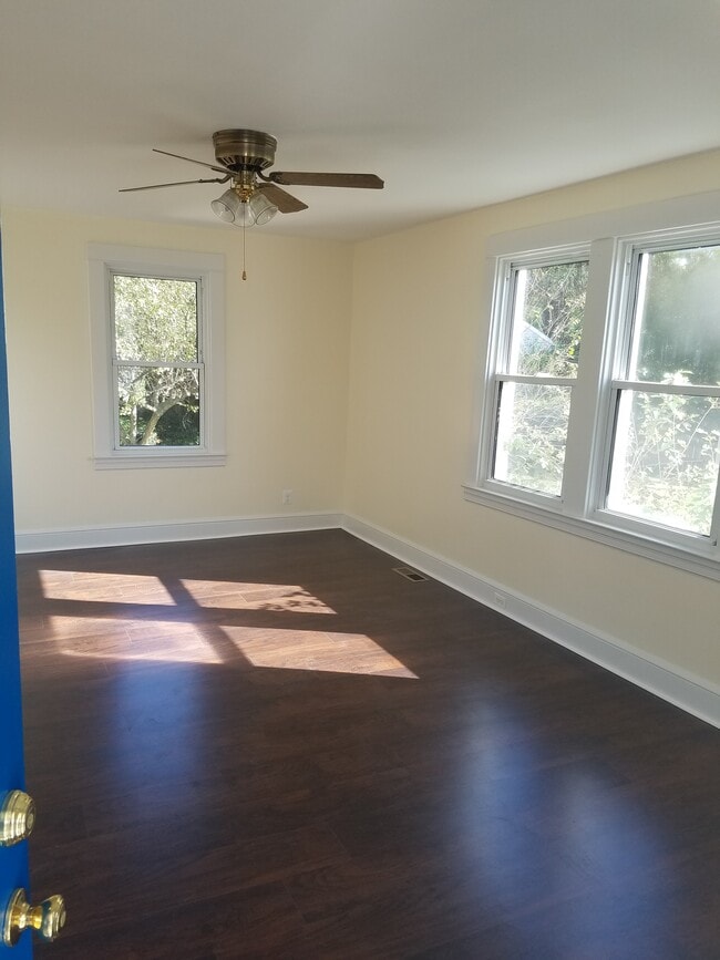 Living room - 1322 Poplar Avenue