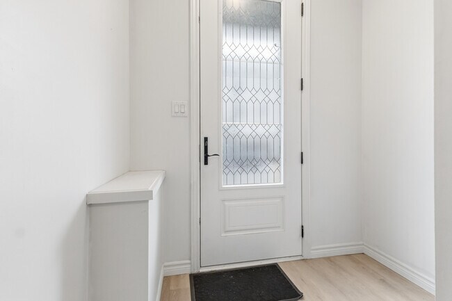 Photo du bâtiment - Executive Condo Townhome in Sought-After Sunningdale – Double Car Garage | Available Now