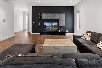 Building Photo - 5511 Paraiso Pl