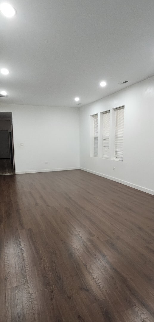 Building Photo - 1453 N Lotus Ave