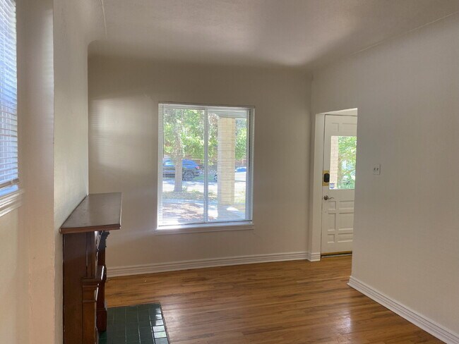Building Photo - "Charming 2-Bedroom Haven in the Heart of ...