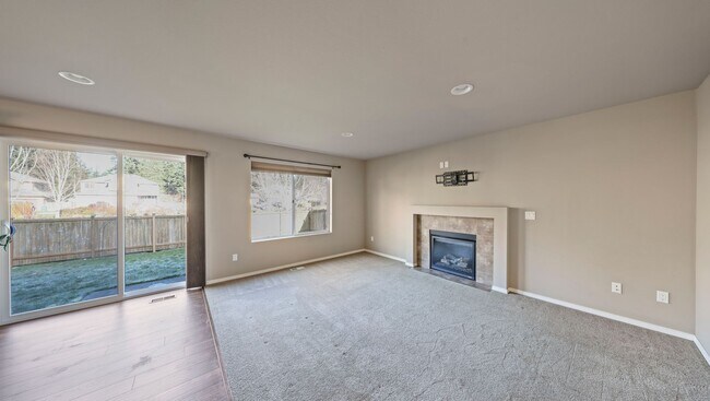 Foto del edificio - 4 Bed 2.5 Bath - Small Pet Friendly - Large Backyard - NAS Whidbey