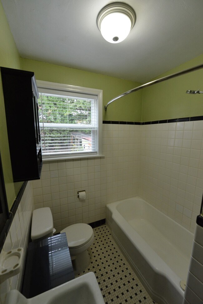Bath - 1133 Carolina Ave
