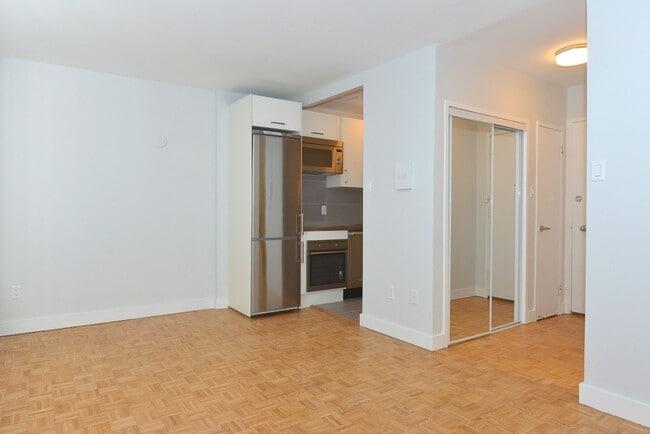 Building Photo - 263 Russell Hill Rd