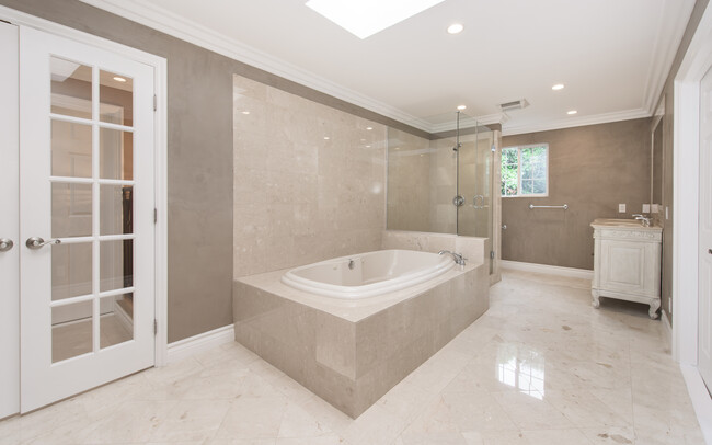 Master bath 1 - 2563 Hutton Dr