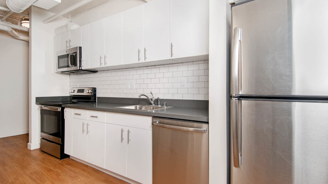 Cocina con electrodomésticos de acero inoxidable - Berkeley Apartments ARTech