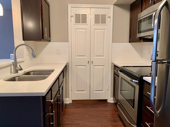 Building Photo - 425 W 9th St