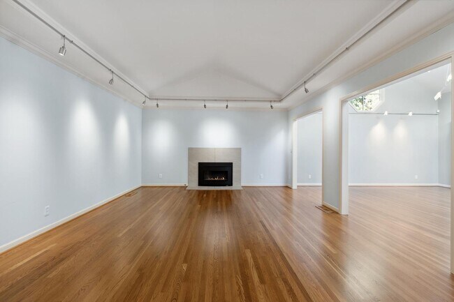 Building Photo - Charming 3-Bedroom Home with Office in des...