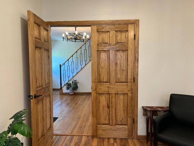 Foto del edificio - Detroid Shoreway Renovated  4 Bedroom, 2 Bath House with Detached Garage