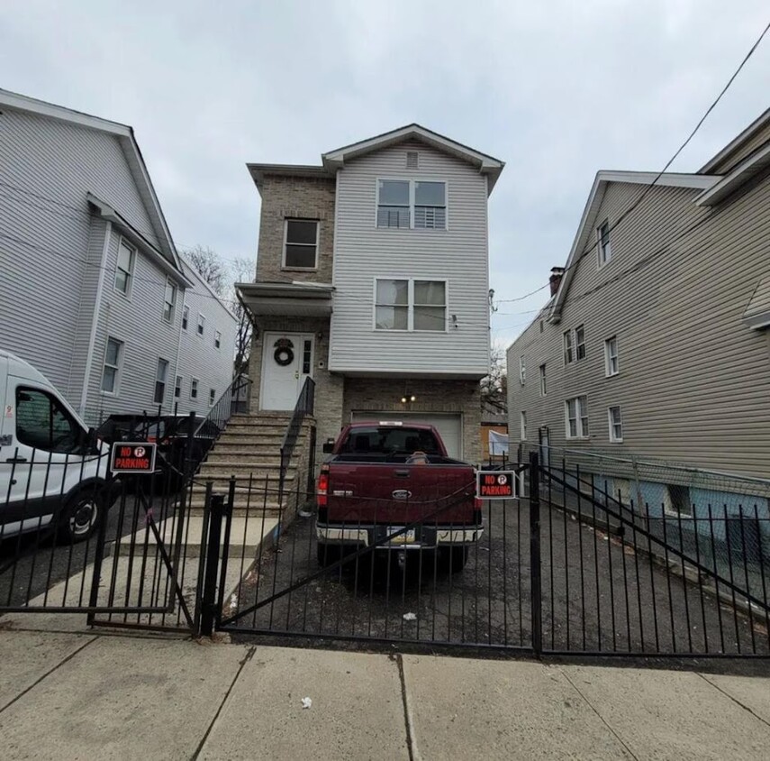 Primary Photo - 239 Lehigh Ave
